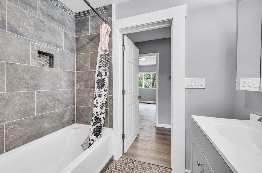 214 Parkerview St, Springfield MA  01129-1328 exterior