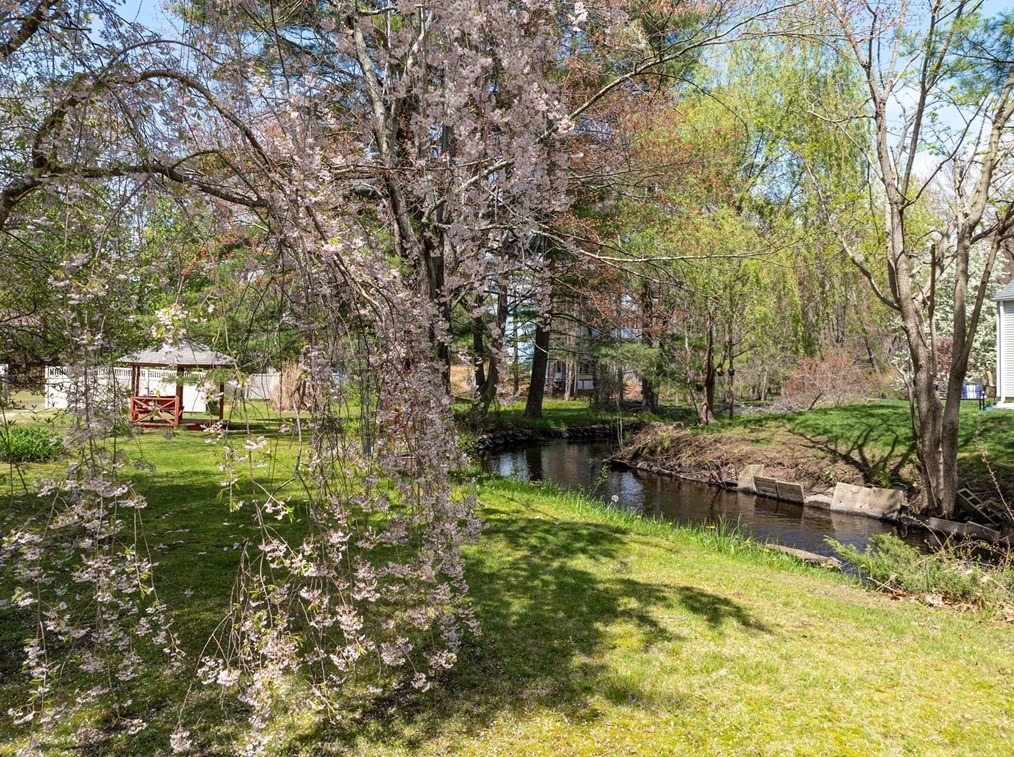 214 Parkerview St, Springfield MA  01129-1328 exterior