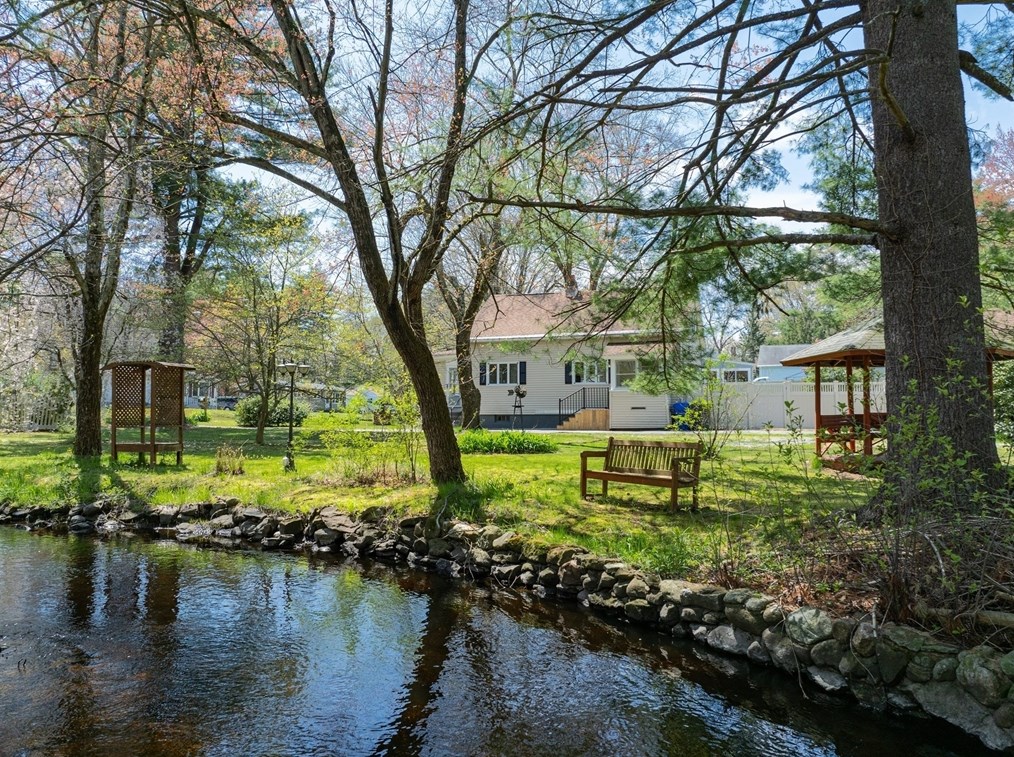 214 Parkerview St, Springfield MA  01129-1328 exterior