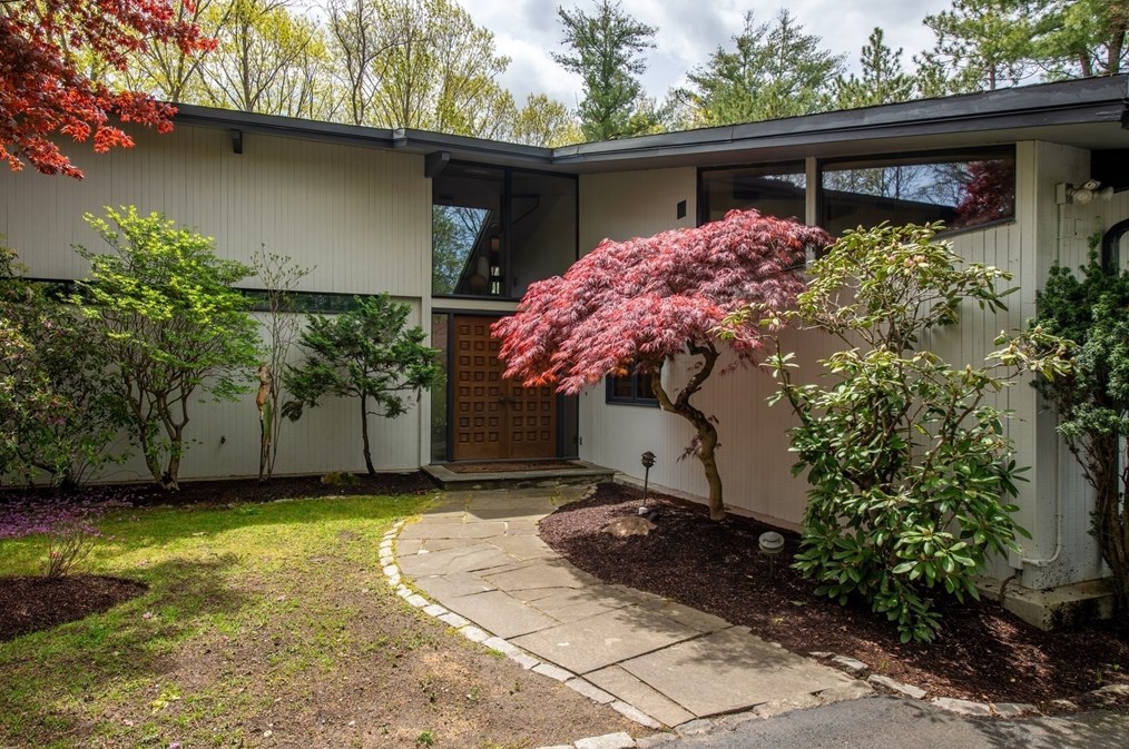 4 Lothrop Cir, Lexington, MA 02420