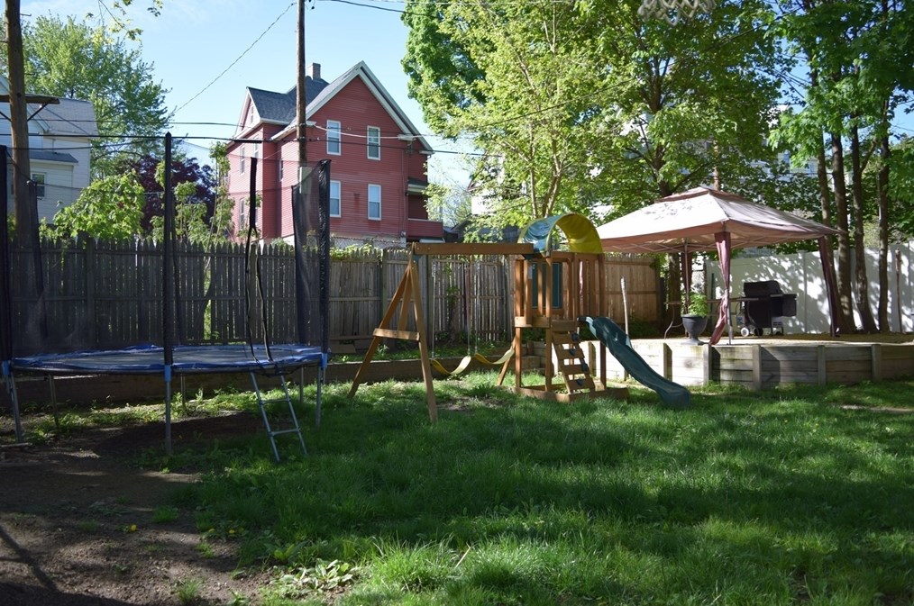 319 Linden St, Holyoke MA  01040-3115 exterior