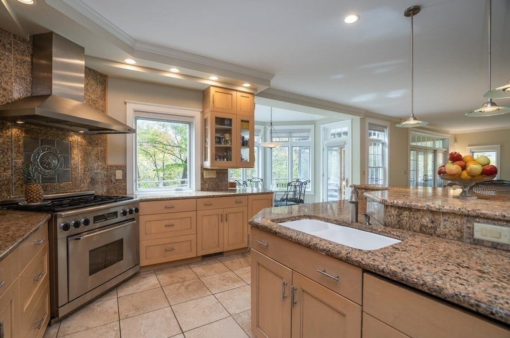 51 Hop Brk Rd, Amherst MA 01002-2771 exterior