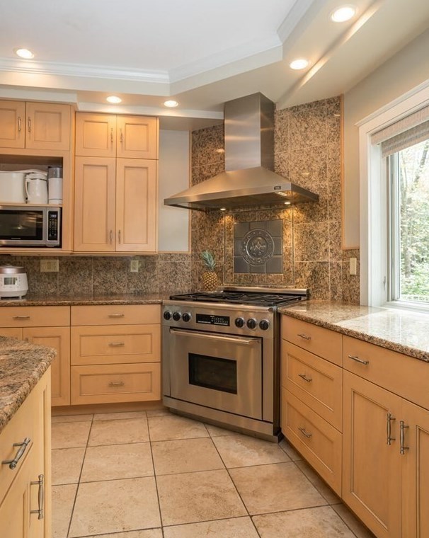 51 Hop Brk Rd, Amherst MA 01002-2771 exterior