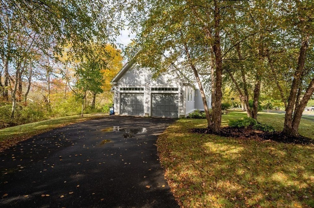 51 Hop Brk Rd, Amherst MA 01002-2771 exterior