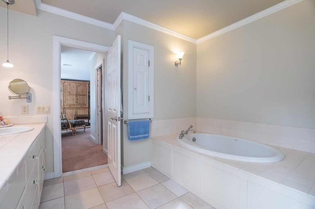 51 Hop Brk Rd, Amherst MA 01002-2771 exterior