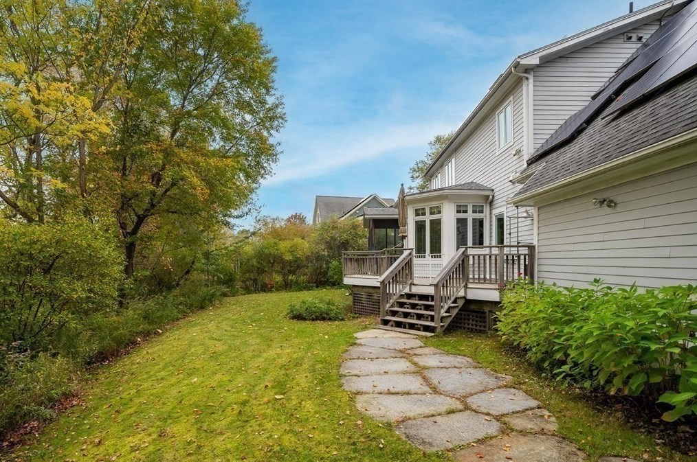 51 Hop Brk Rd, Amherst MA 01002-2771 exterior