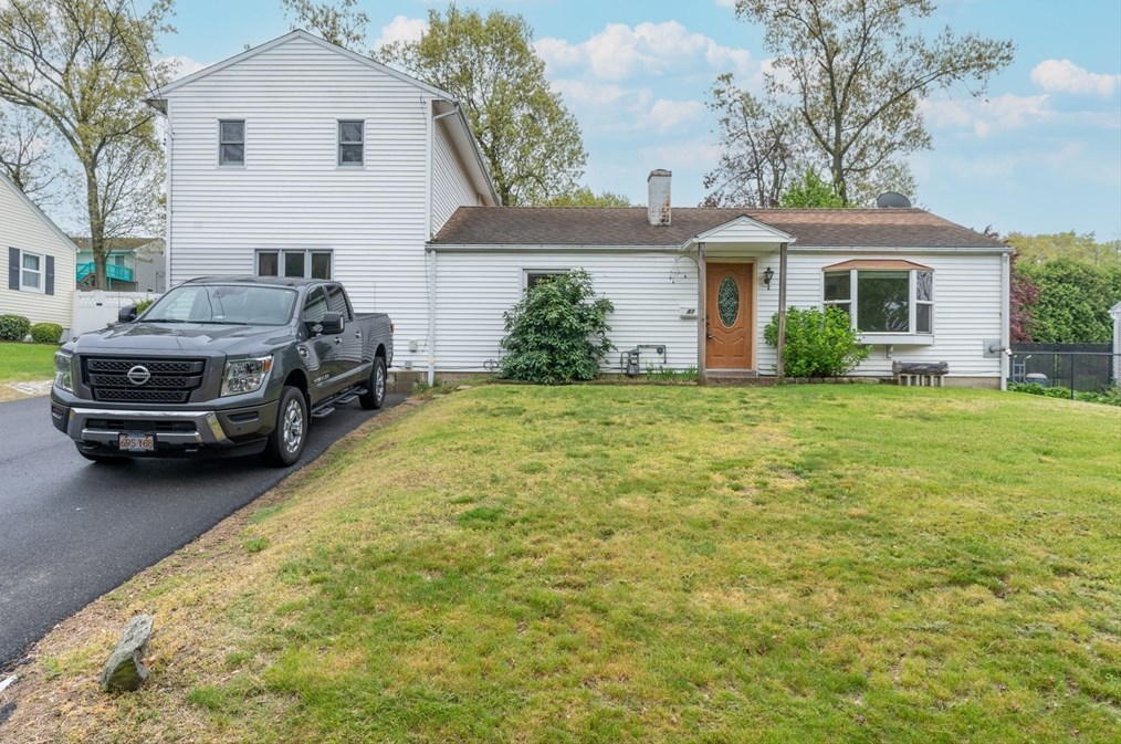 37 Harvey St, Chicopee, MA 01020