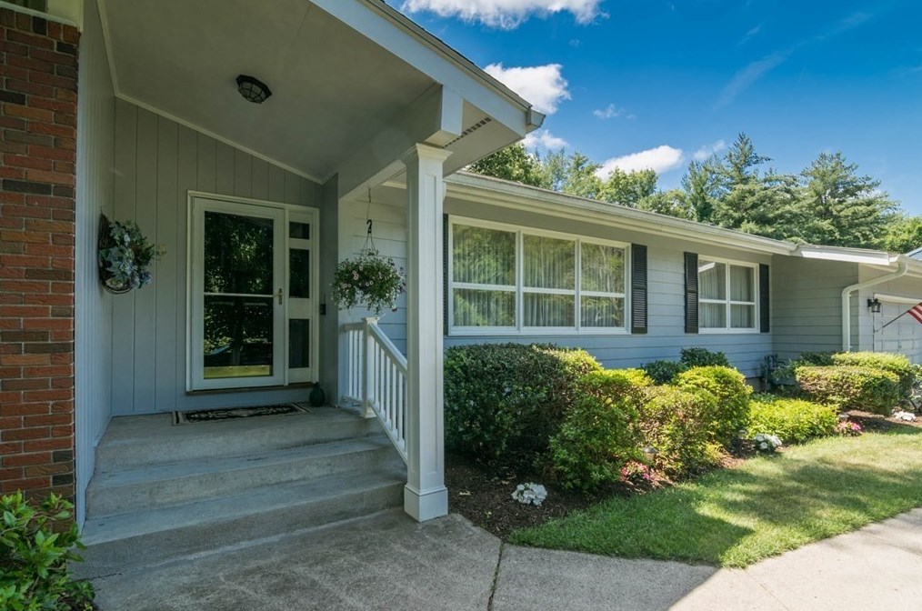 95 Glen Brook Ln, Springfield, MA 01106