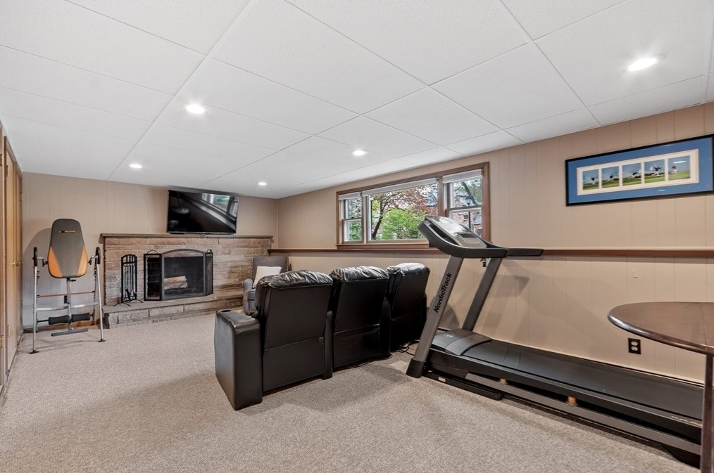 22 Ellis Dr, Worcester MA 01609-1423 exterior