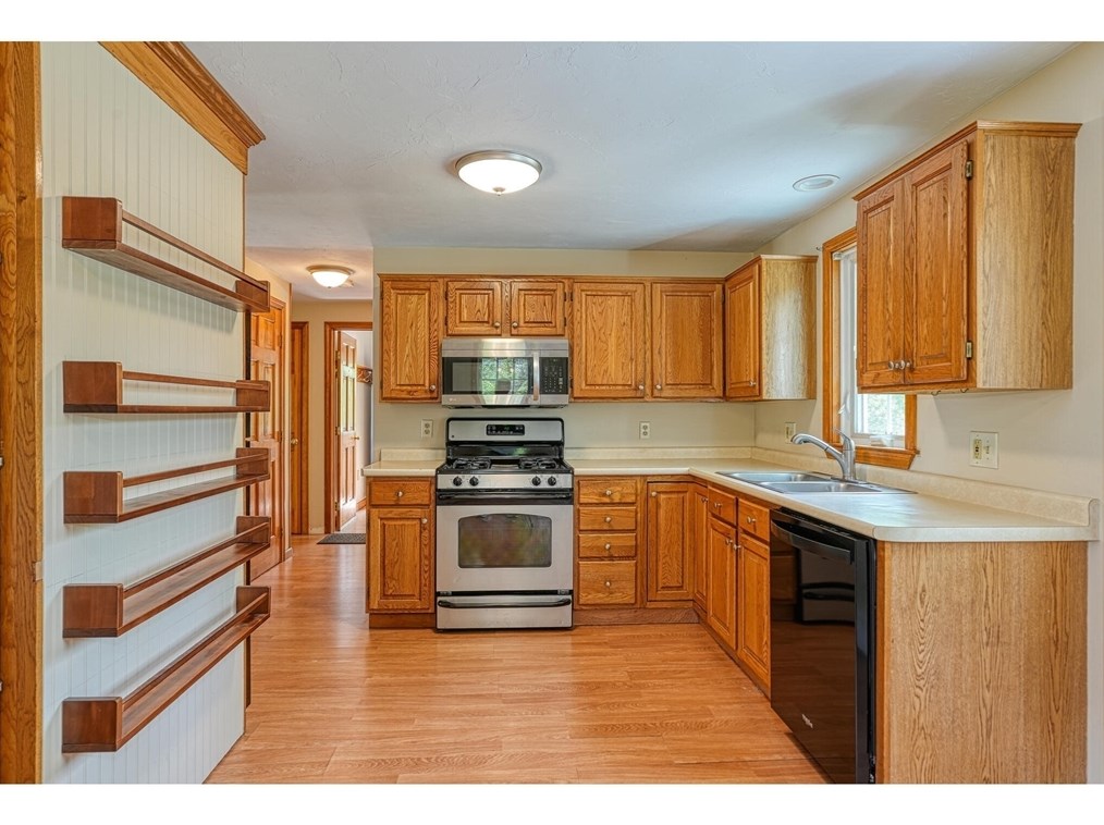 40 Lake St, Uxbridge MA  01569-1277 exterior