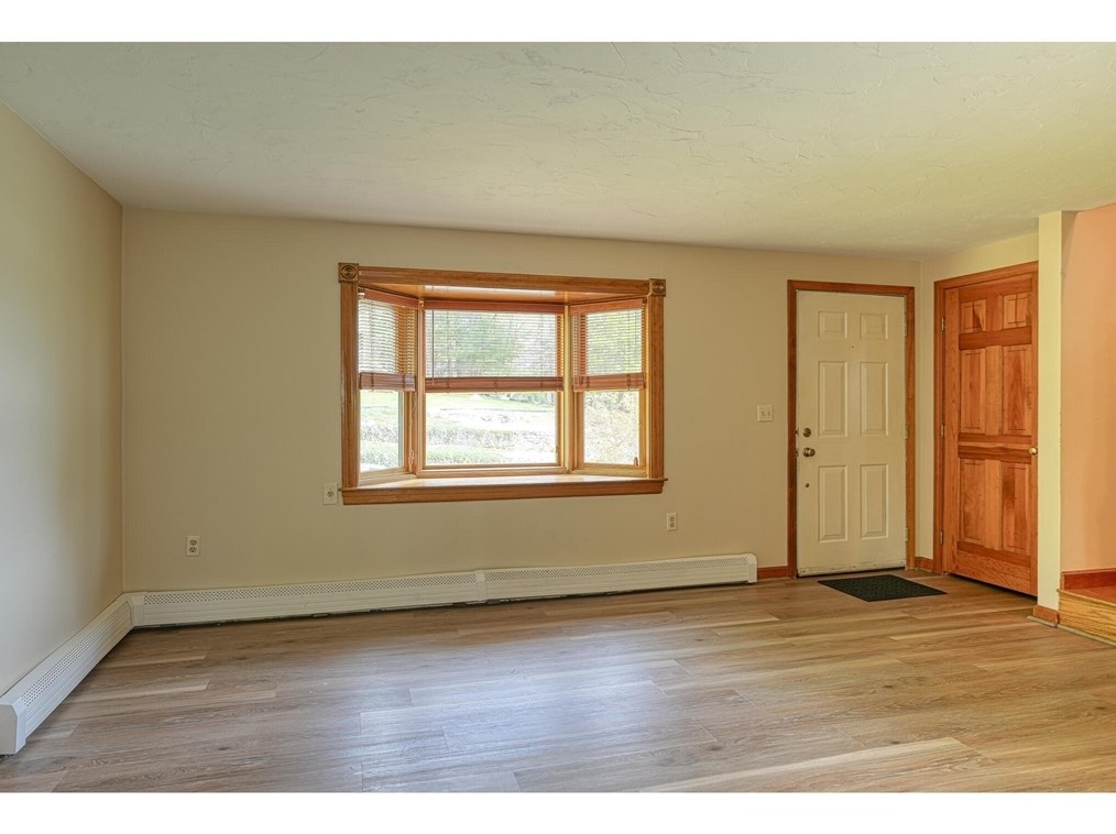 40 Lake St, Uxbridge MA  01569-1277 exterior