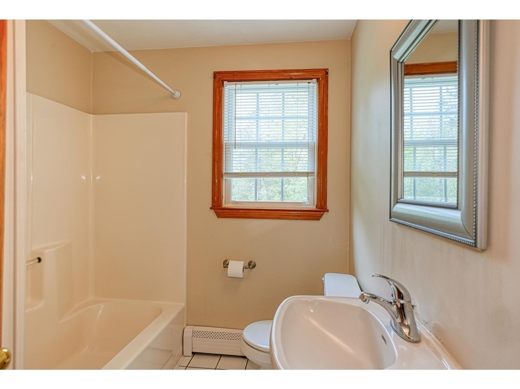 40 Lake St, Uxbridge MA  01569-1277 exterior