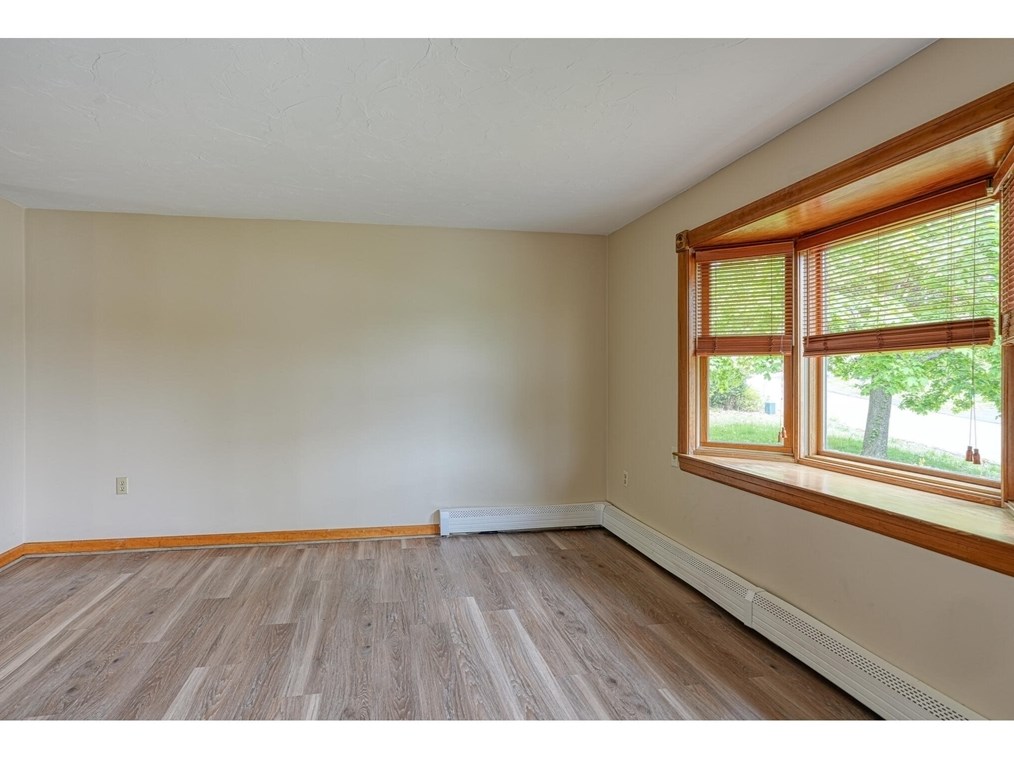 40 Lake St, Uxbridge MA  01569-1277 exterior