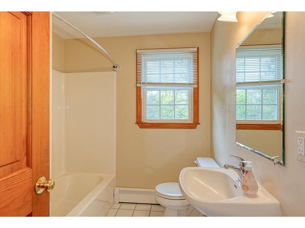 40 Lake St, Uxbridge MA  01569-1277 exterior