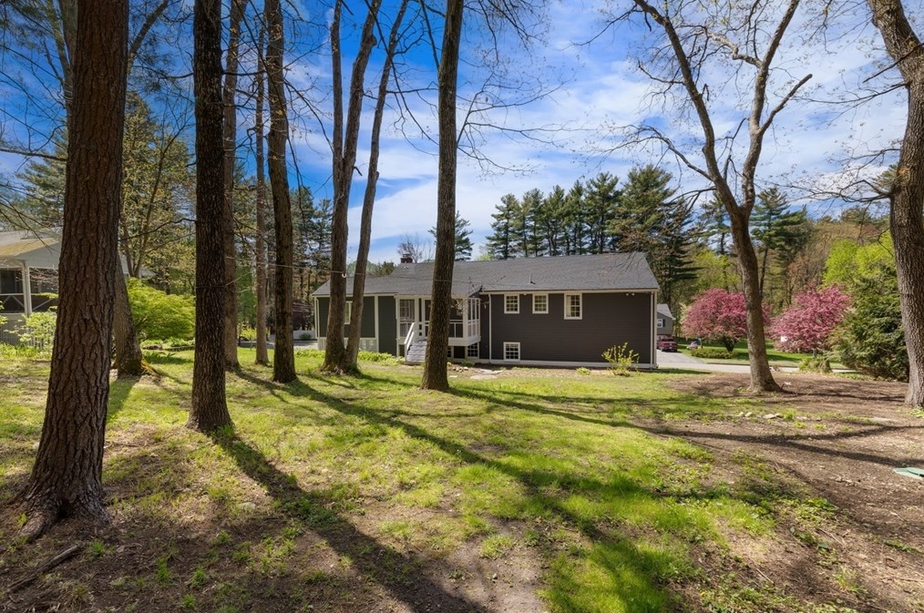 12 Ivanhoe Dr, Lynnfield MA 01940-1739 exterior