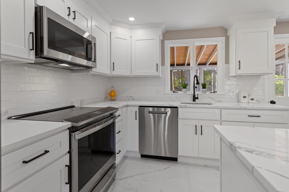 12 Ivanhoe Dr, Lynnfield MA 01940-1739 exterior