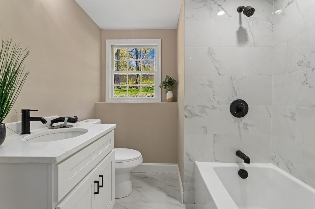 12 Ivanhoe Dr, Lynnfield MA 01940-1739 exterior