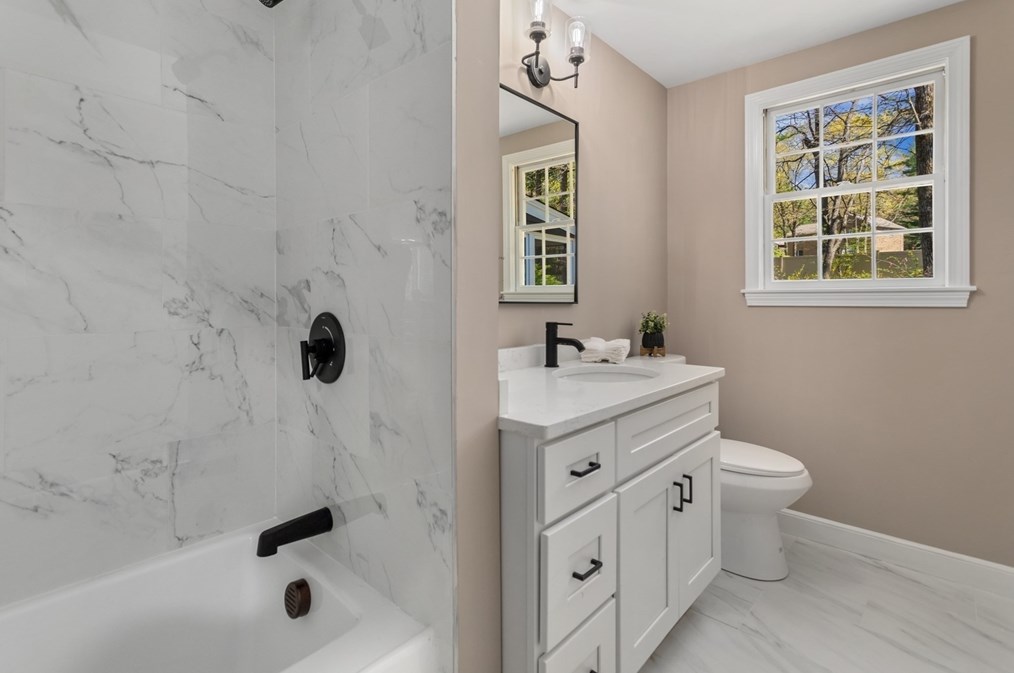 12 Ivanhoe Dr, Lynnfield MA 01940-1739 exterior