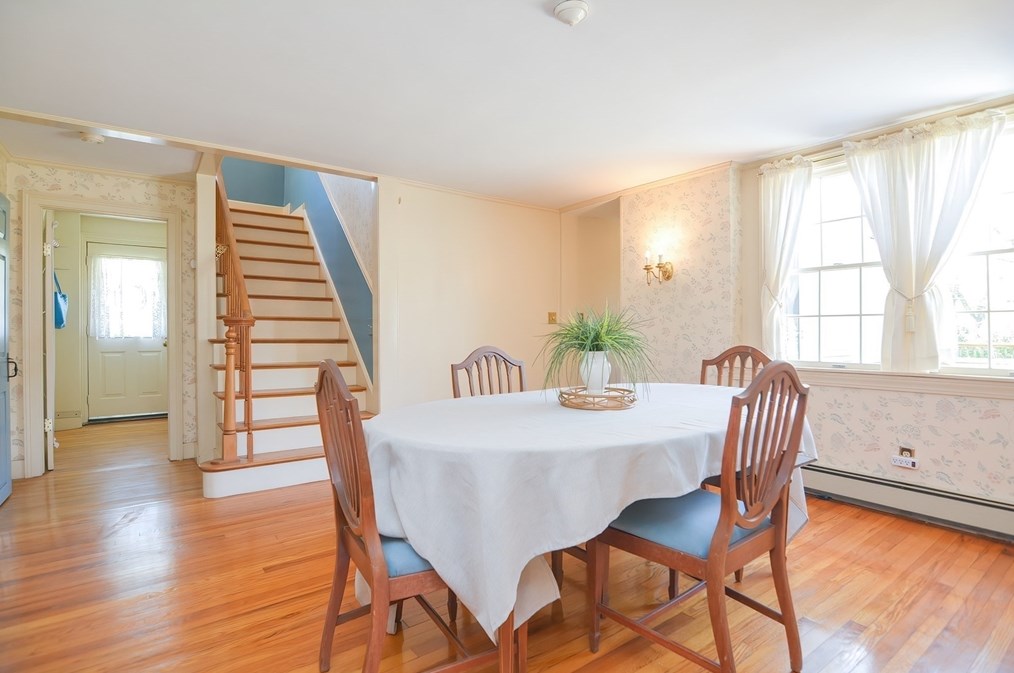 68 Ave, Mendon MA 01756-1015 exterior