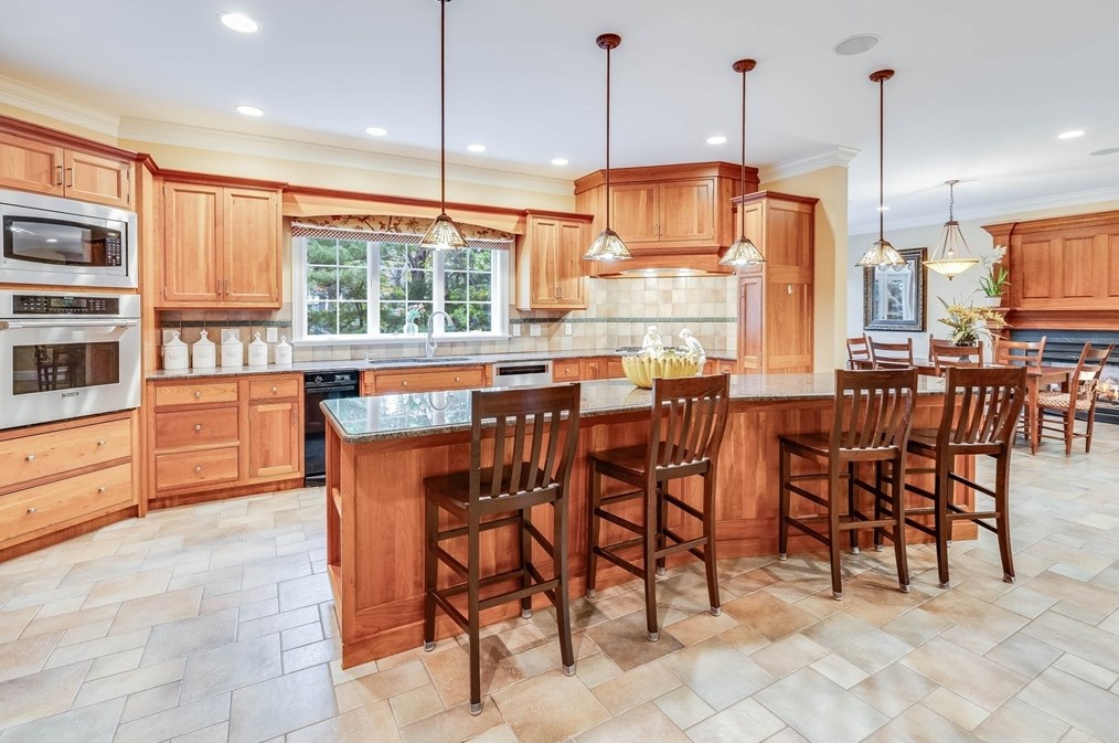 2 Mackenzie Ct, Andover MA  01810-4900 exterior