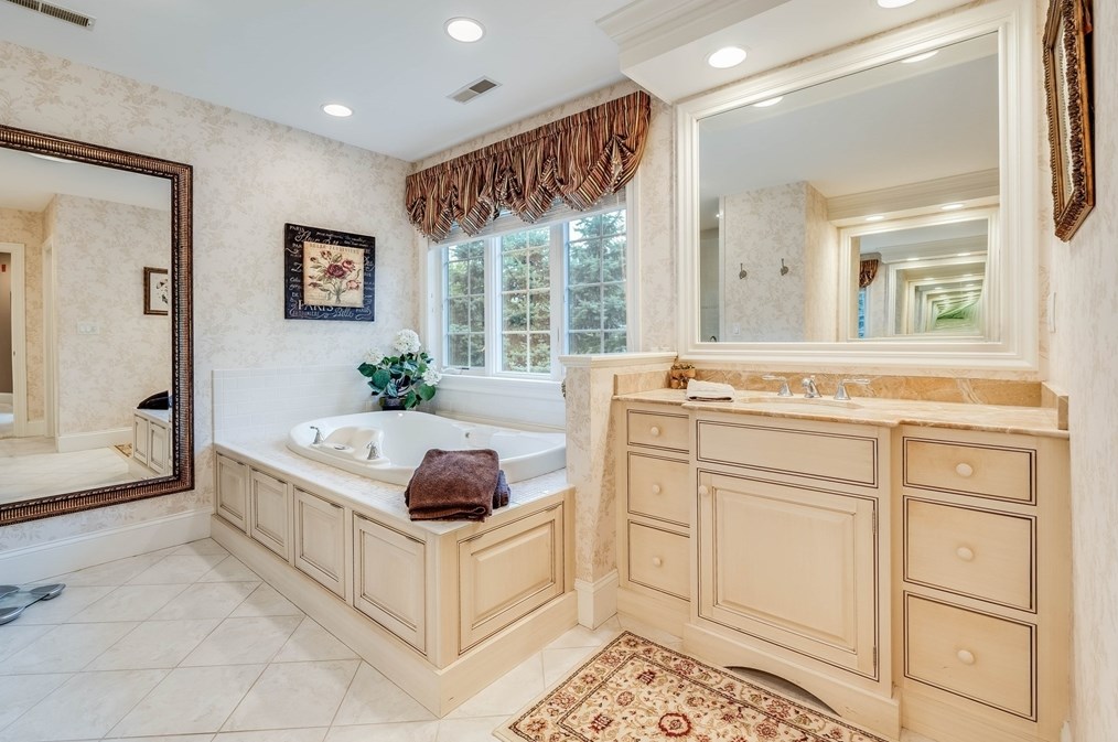 2 Mackenzie Ct, Andover MA  01810-4900 exterior