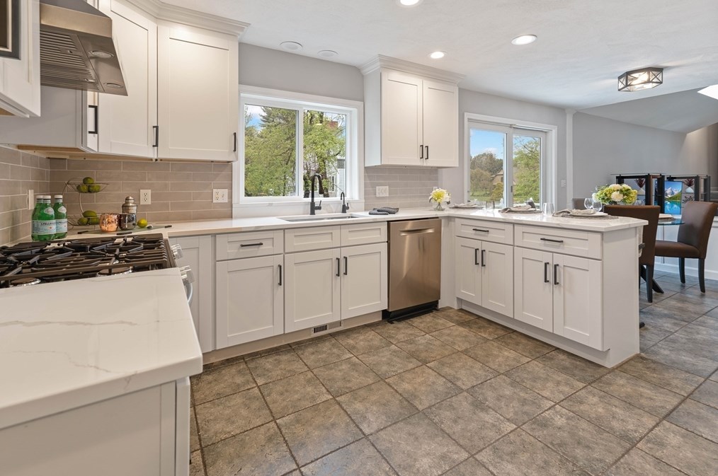 7 Apache Ave, Andover MA 01810-4738 exterior