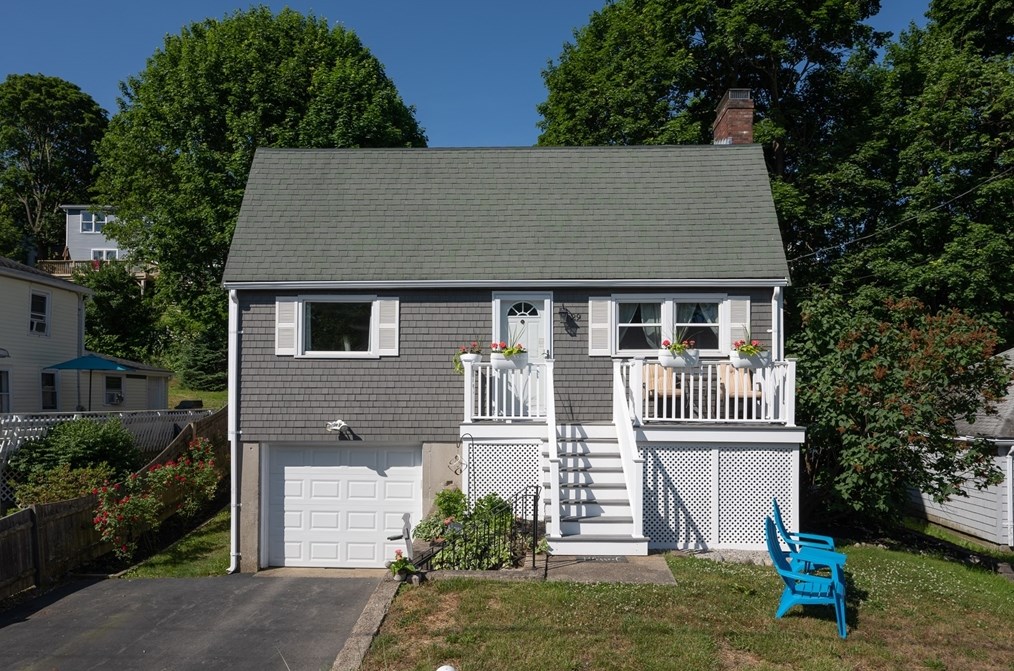 29 Wituwamat Rd, Weymouth, MA 02191 exterior