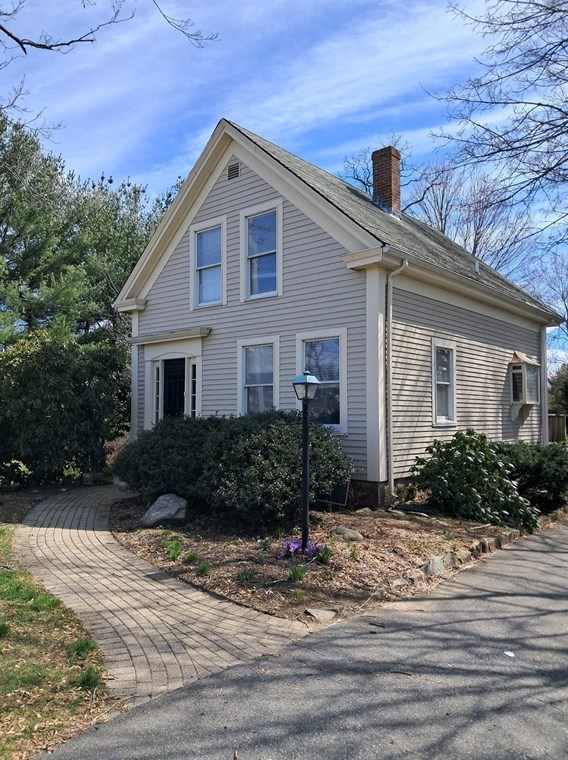 27 Hill St, Raynham, MA 02767