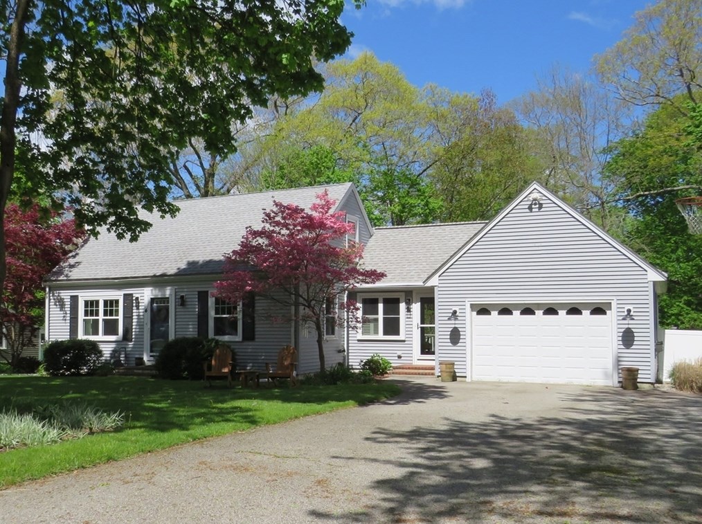 4 Marguerite Rd, Walpole, MA 02081 exterior