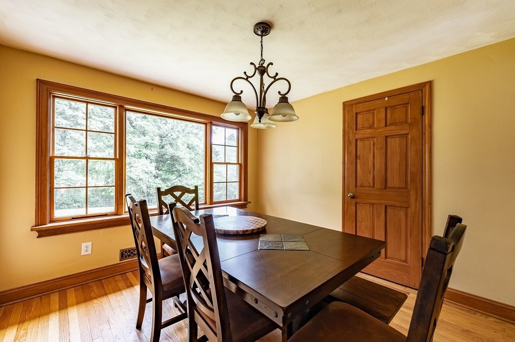 9 Meadowbrook Rd, Springfield MA 01106-1340 exterior