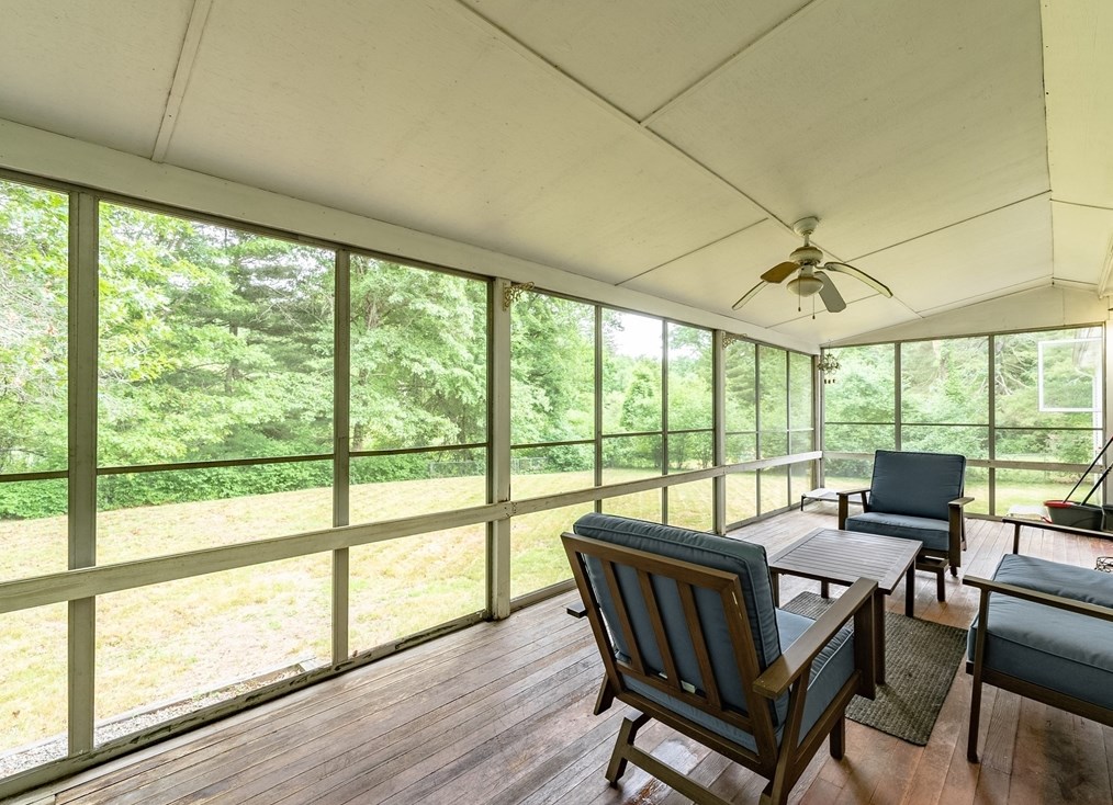 9 Meadowbrook Rd, Springfield MA 01106-1340 exterior