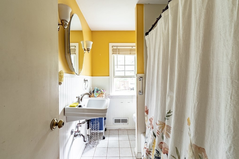 9 Meadowbrook Rd, Springfield MA 01106-1340 exterior