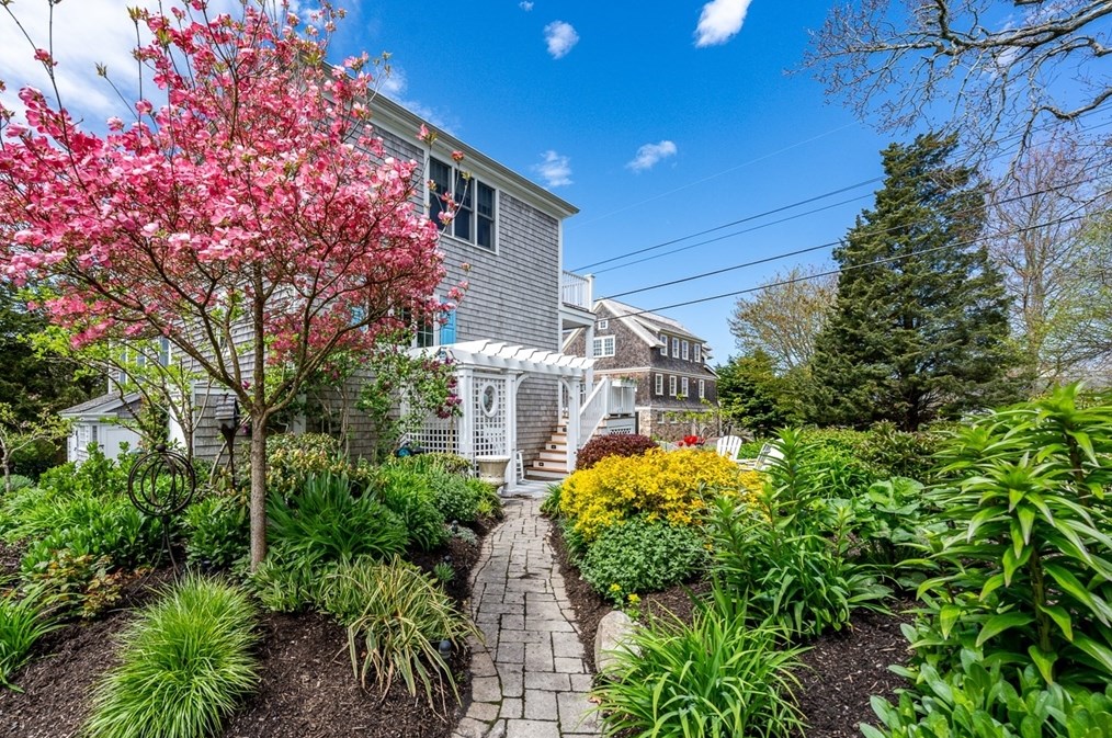 273 Circuit Ave, Bourne MA 02559-2031 exterior