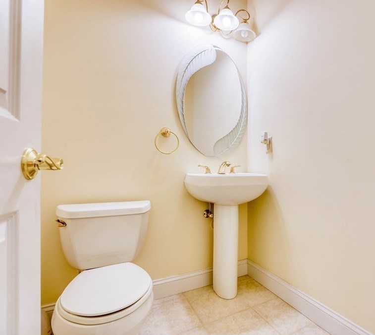 18 Whispering Wind Rd, Montgomery MA  01085-4381 exterior