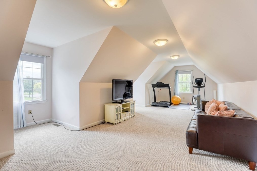 18 Whispering Wind Rd, Montgomery MA  01085-4381 exterior