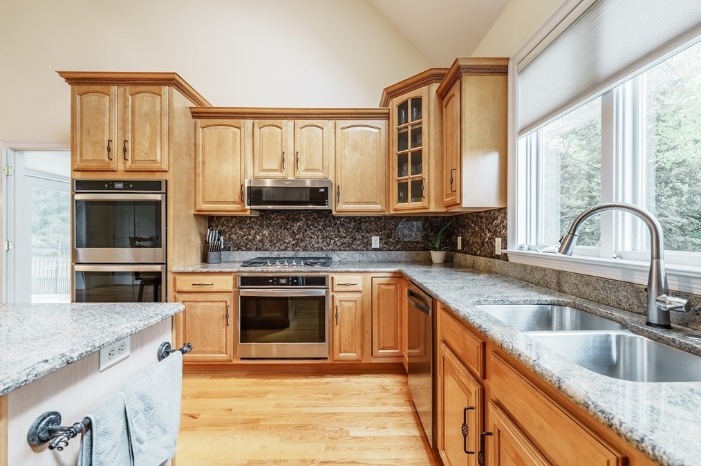 18 Whispering Wind Rd, Montgomery MA  01085-4381 exterior