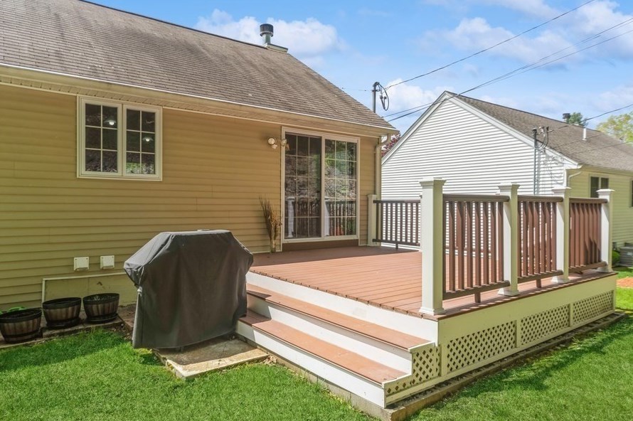 12 Sherwood Rd, Worcester MA 01602-2551 exterior