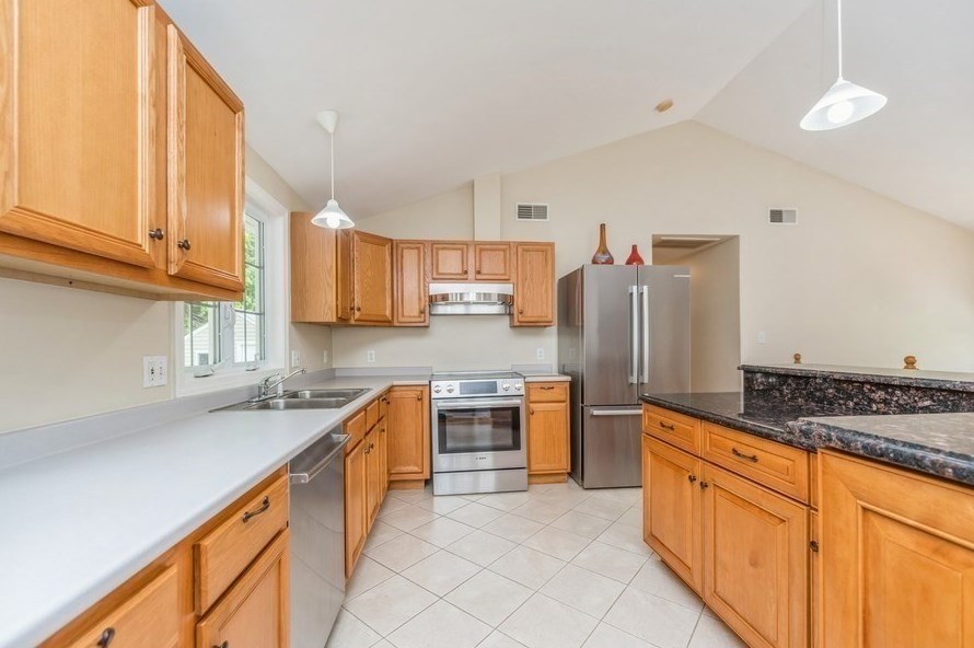 12 Sherwood Rd, Worcester MA 01602-2551 exterior