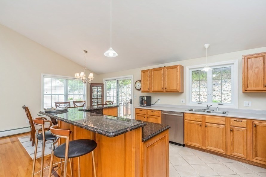 12 Sherwood Rd, Worcester MA 01602-2551 exterior