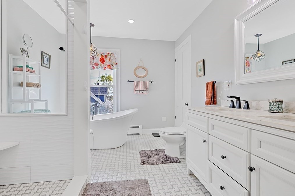 28 Maple St, Mendon MA  01756-1248 exterior