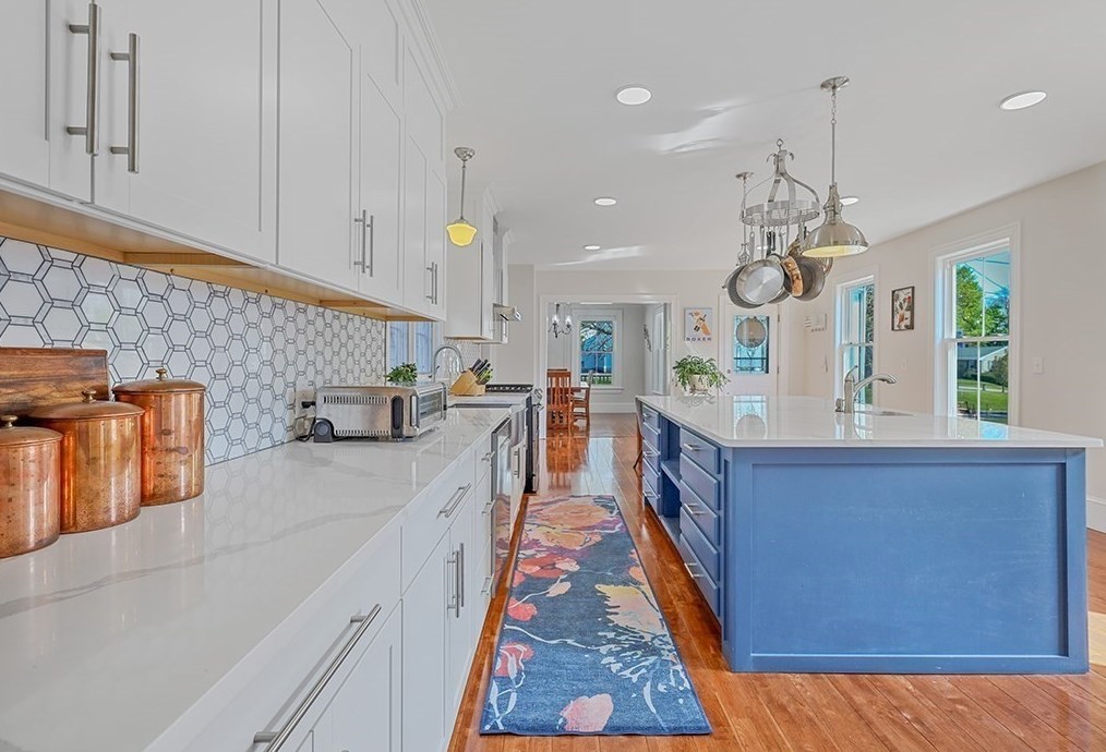 28 Maple St, Mendon MA  01756-1248 exterior