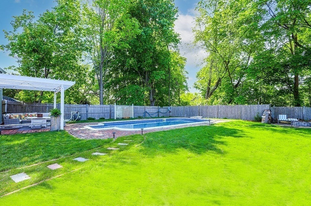 28 Maple St, Mendon MA  01756-1248 exterior