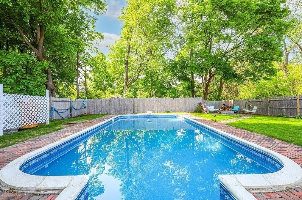 28 Maple St, Mendon MA  01756-1248 exterior