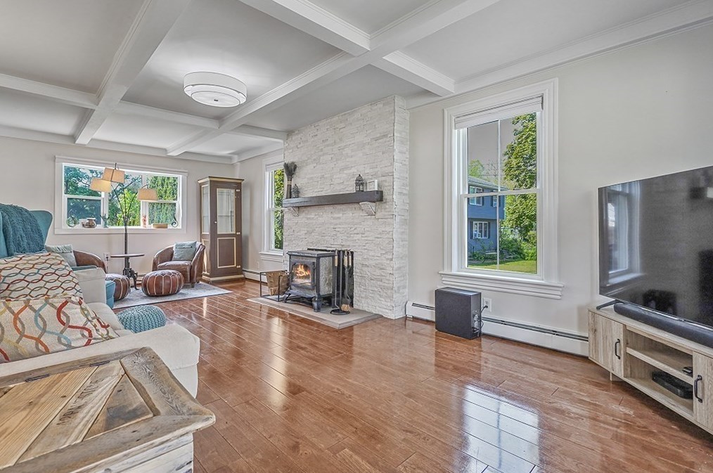 28 Maple St, Mendon MA  01756-1248 exterior