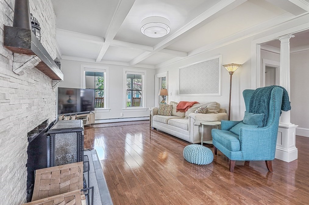 28 Maple St, Mendon MA  01756-1248 exterior