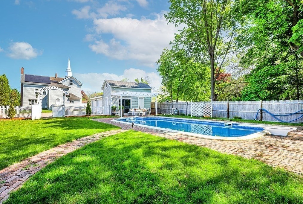 28 Maple St, Mendon MA  01756-1248 exterior