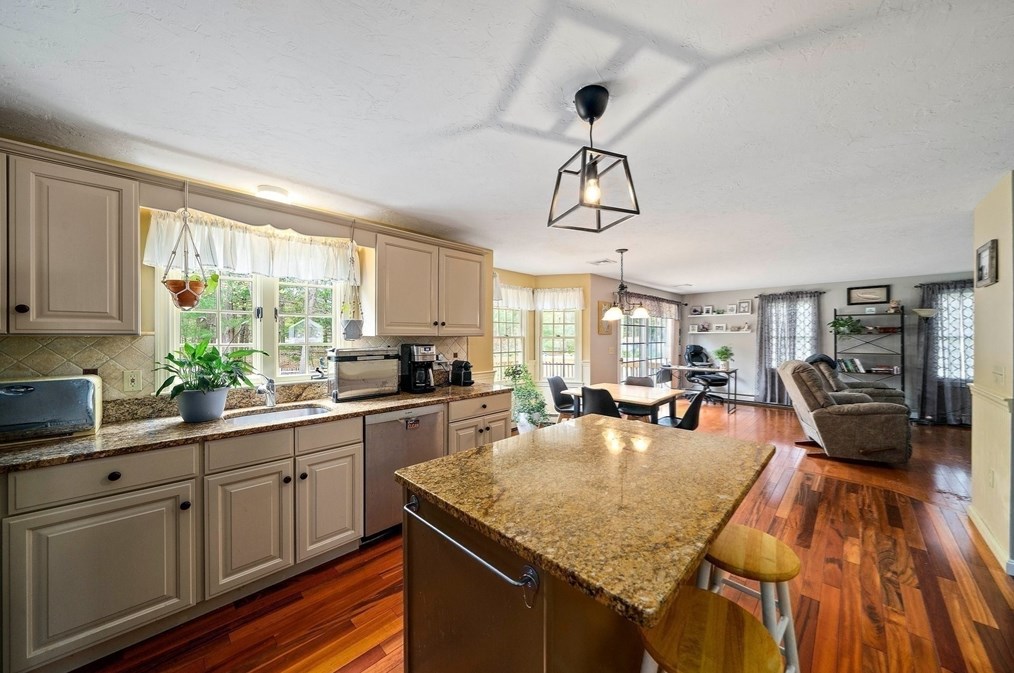 71 Nuthatch Ln, Taunton MA 02780-7150 exterior