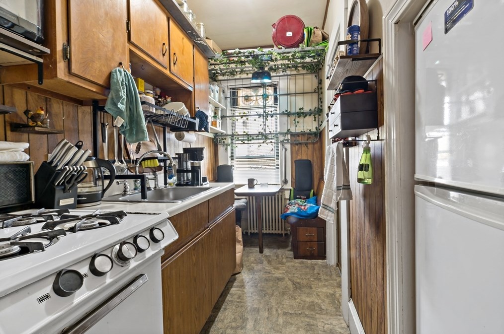 302 Sawyer St, New Bedford MA 02746-2052 exterior