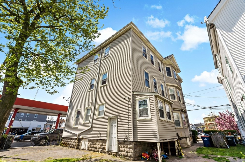 302 Sawyer St, New Bedford MA 02746-2052 exterior