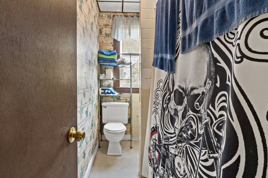 302 Sawyer St, New Bedford MA 02746-2052 exterior